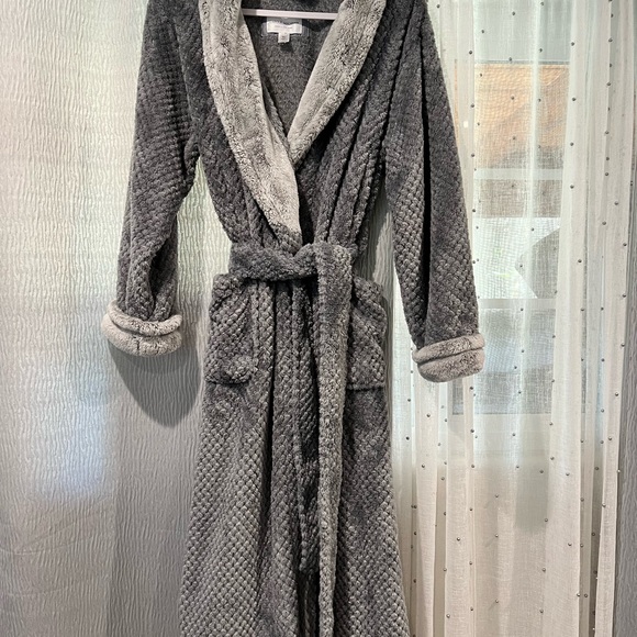Carole Hickman Robe - Picture 3 of 3